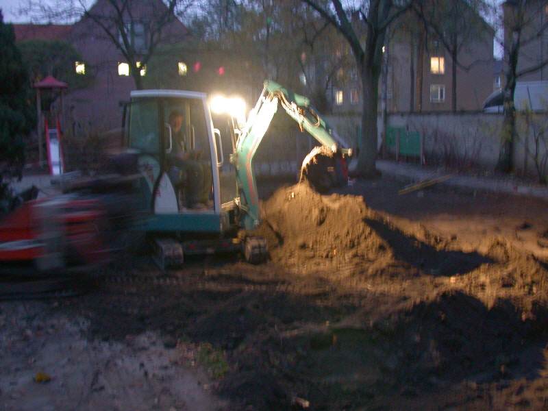 Vorbereitung eines Bolzplatzes in Köln